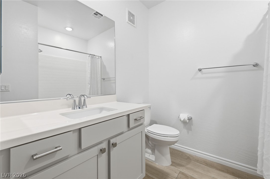 2555 Hampton Road, Unit 2208 Henderson, NV 89052 - Photo 21 of 45 Hall bathroom with tub/shower.