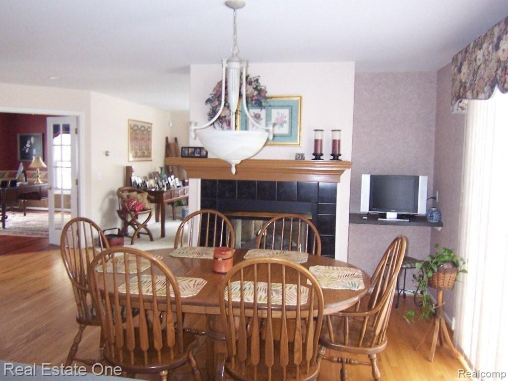 7635 Hunters Pointe Brighton, MI 48116 - Photo 11 of 25 Dining Room