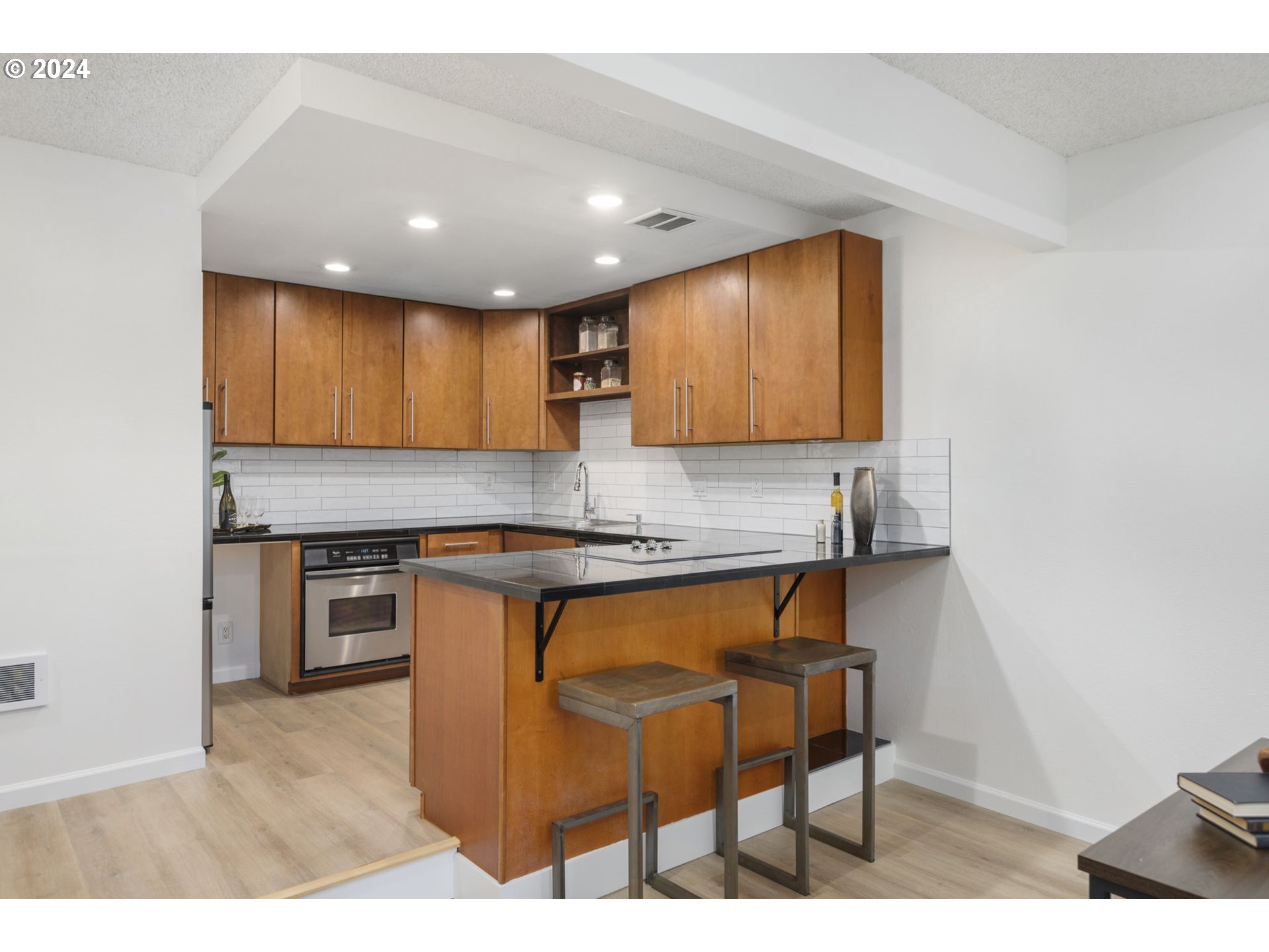 4654 Southwest Comus Place, Unit 3C Portland, OR 97219 - Photo 6 of 32 Gallery Image 6