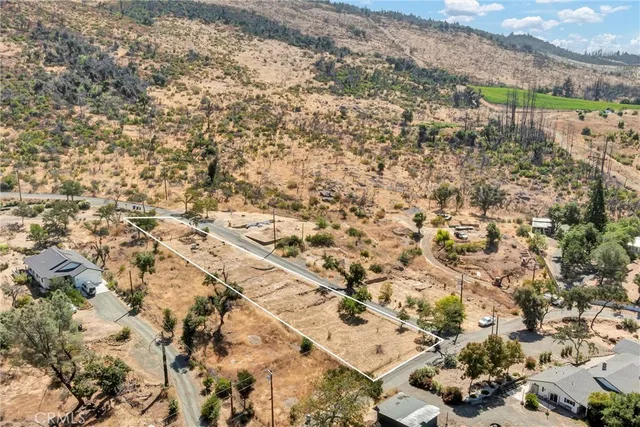 a view of yard with city view