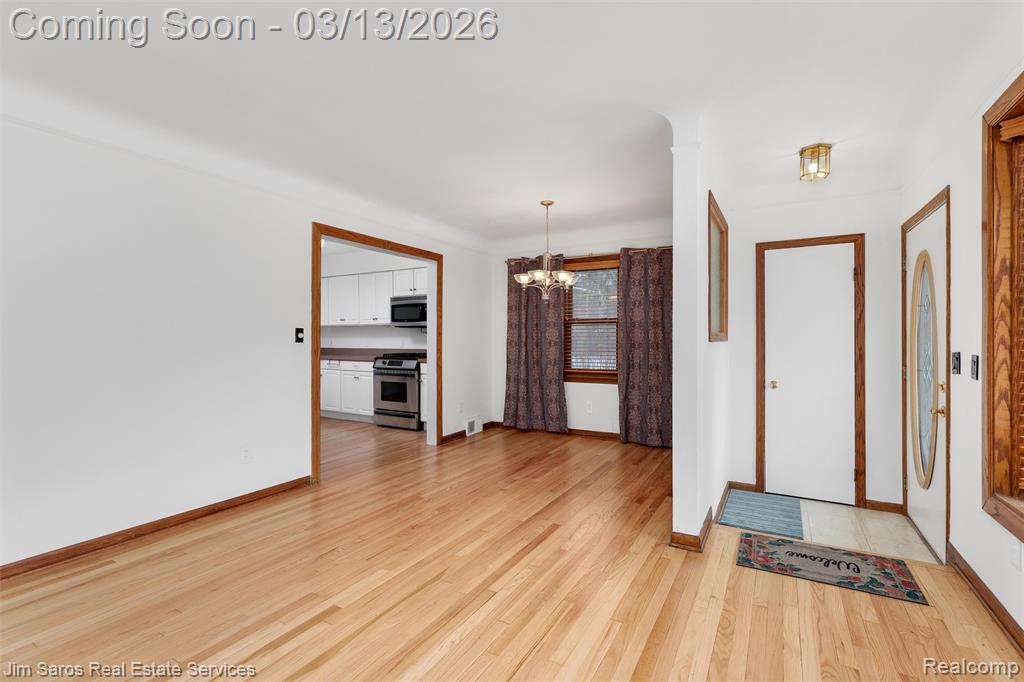 2204 Roslyn Road Grosse Pointe Woods, MI 48236 - Photo 4 of 34