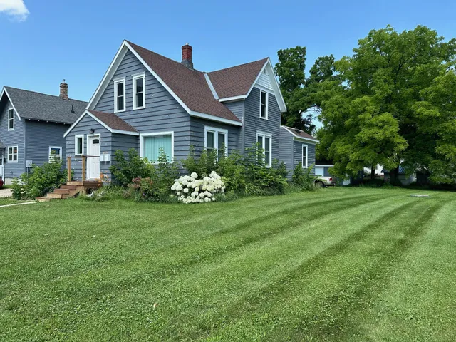 $1,250 | 613 3rd Street Southwest, Unit UPSTAIRS #2, Willmar, MN 56201