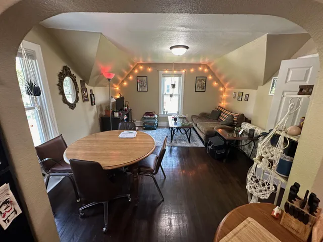 $1,250 | 613 3rd Street Southwest, Unit UPSTAIRS #2, Willmar, MN 56201