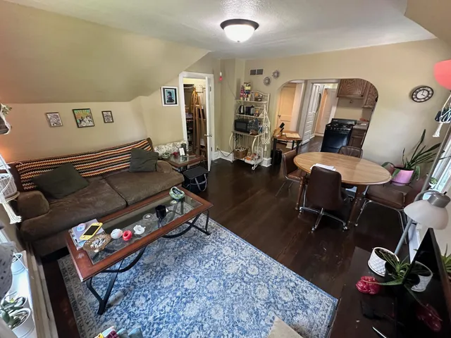 $1,250 | 613 3rd Street Southwest, Unit UPSTAIRS #2, Willmar, MN 56201