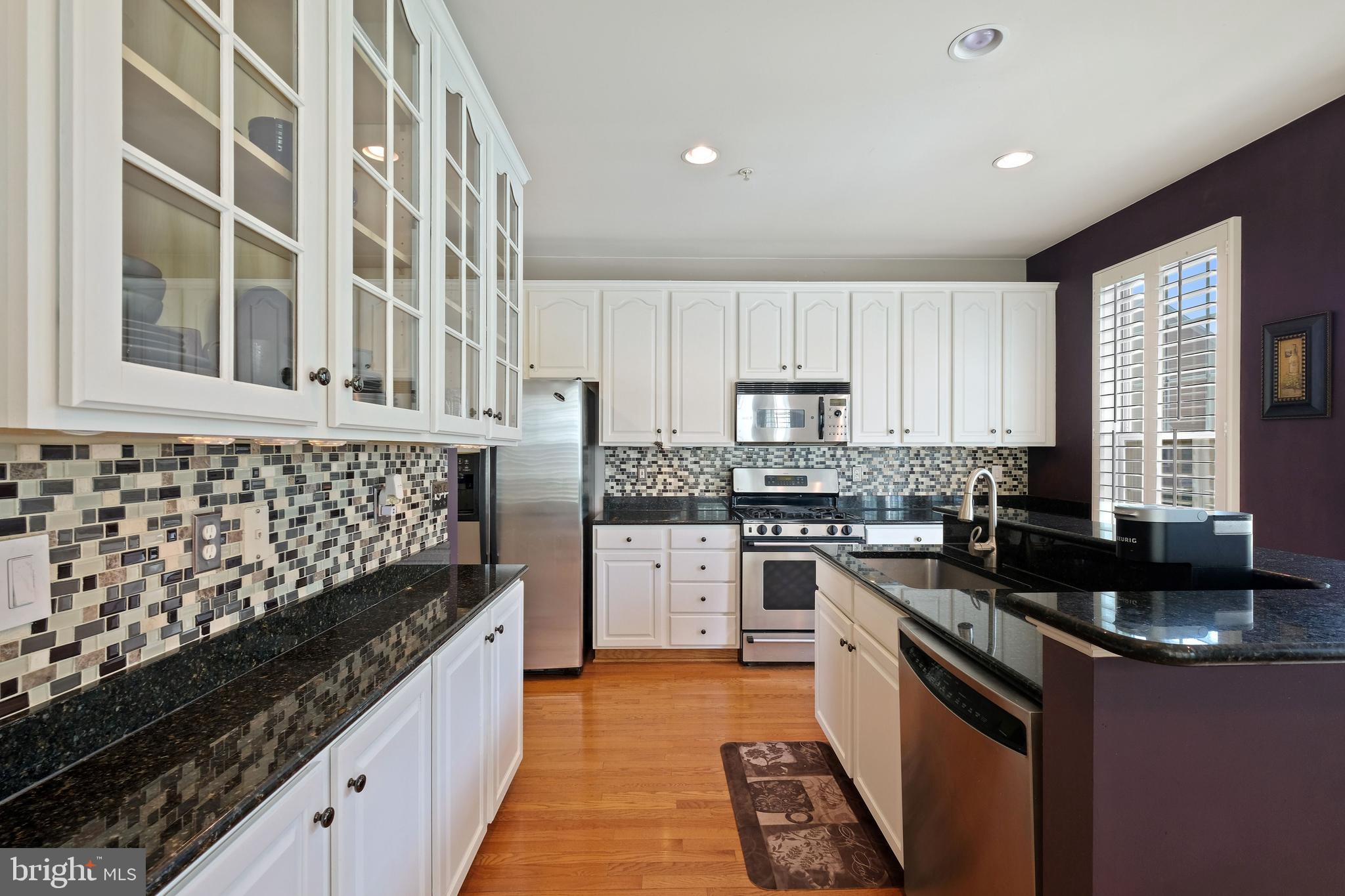 8826 Lew Wallace Road Frederick, MD 21704 - Photo 10 of 33 Glass front cabinets & custom backsplash!