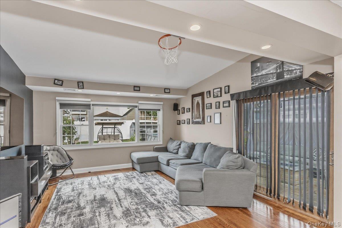 306 Latham Road Mineola, NY 11501 - Photo 11 of 38