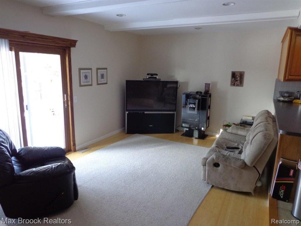 323 Coldiron Drive Rochester, MI 48307 - Photo 2 of 9 Living Room w/Bambo Floor