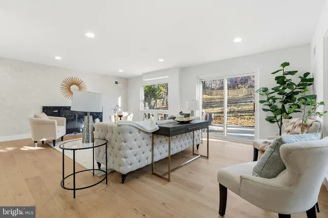 $1,399,990 | 719 East Timber Branch Parkway, Alexandria, VA 22302