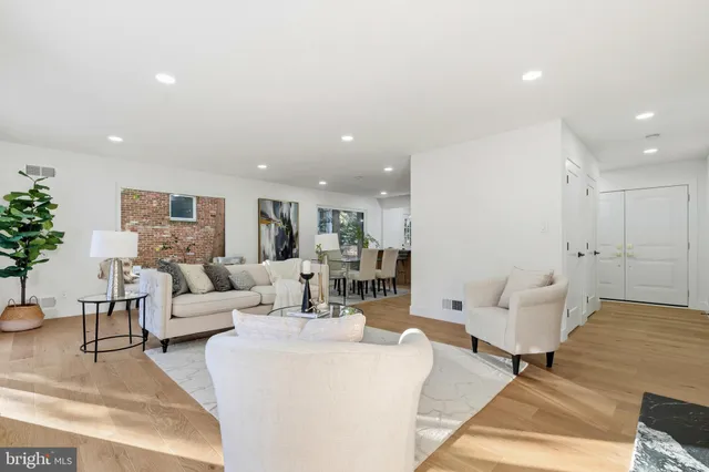 $1,399,990 | 719 East Timber Branch Parkway, Alexandria, VA 22302