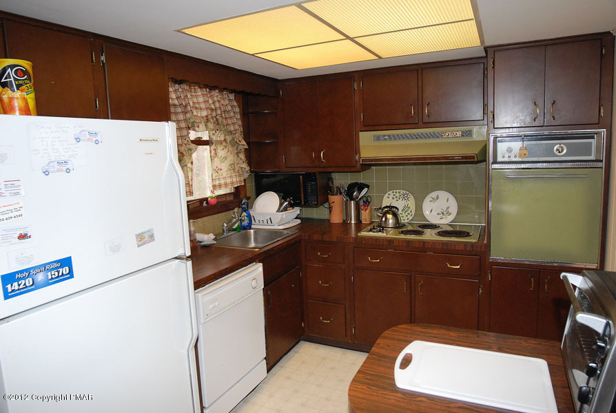 143 Winding Hill Road Pocono Pines, PA 18350 - Photo 3 of 9 Kitchen