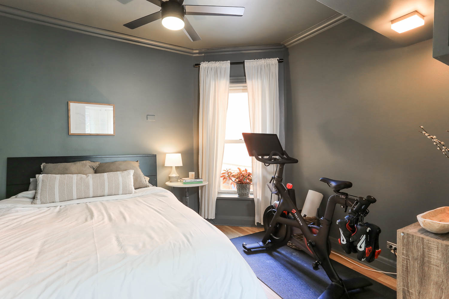 2026 North Howe Street, Unit 1 Chicago, IL 60614 - Photo 21 of 40 a bedroom with a bed and a chair
