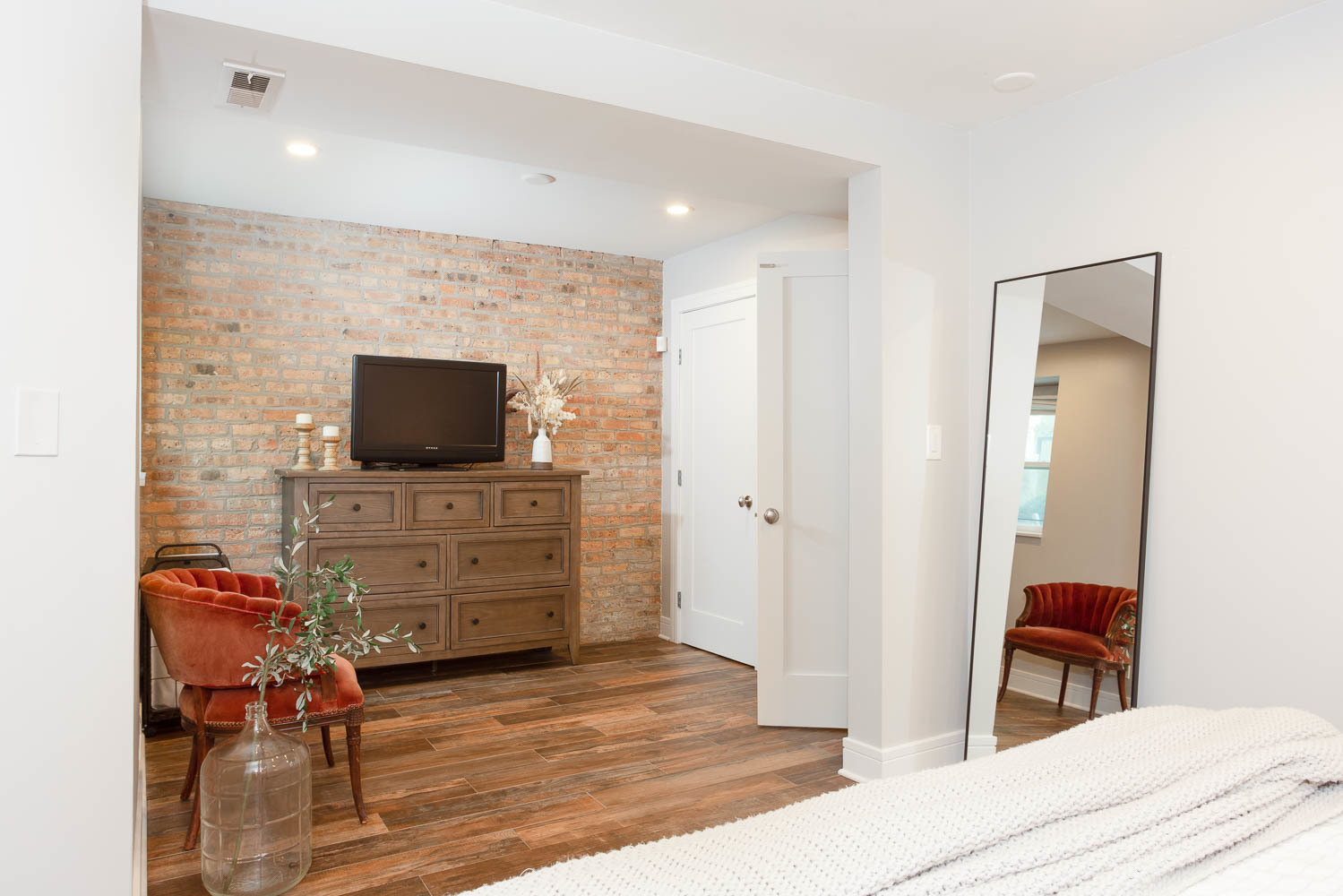 2026 North Howe Street, Unit 1 Chicago, IL 60614 - Photo 28 of 40 a living room with furniture and a flat screen tv