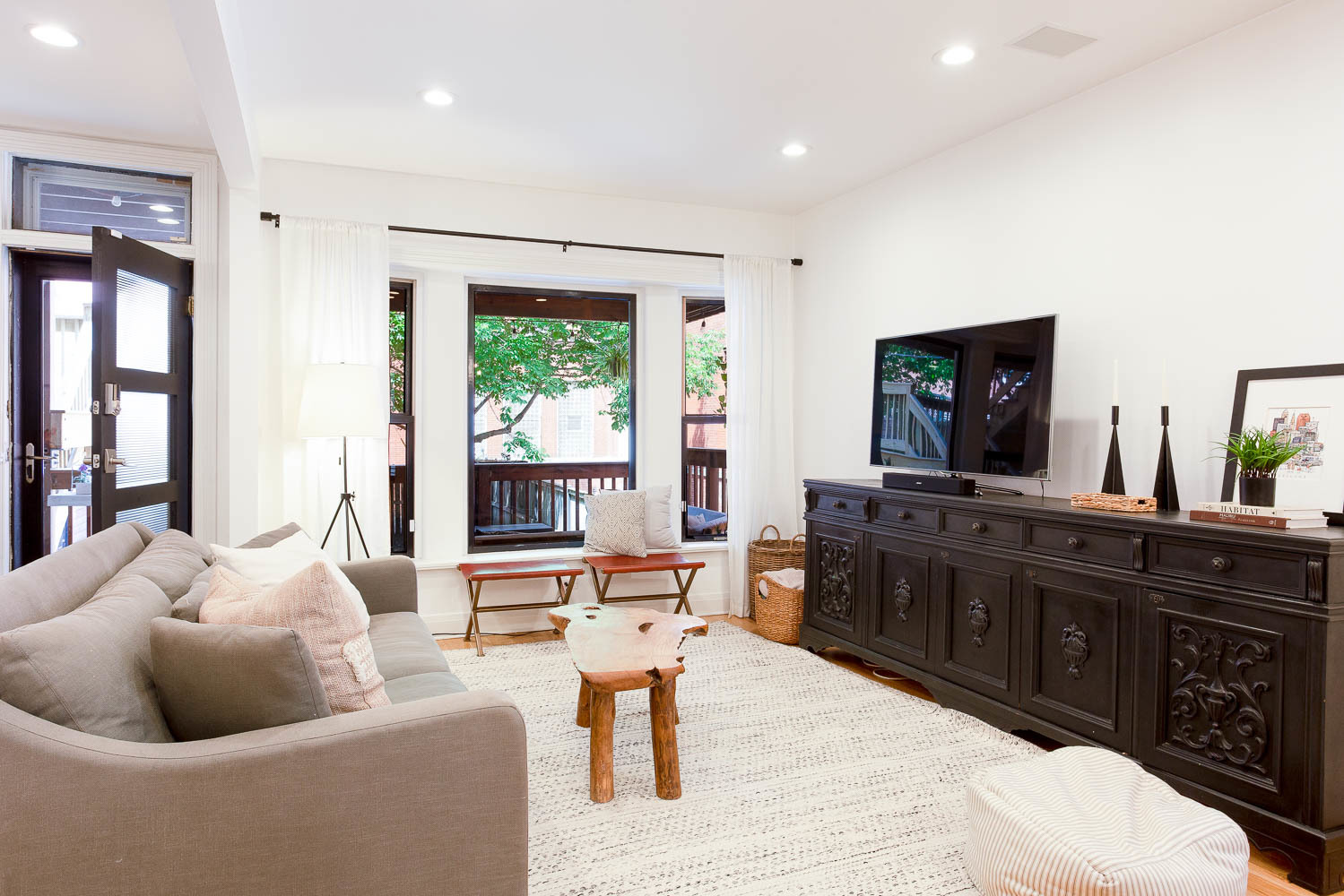 2026 North Howe Street, Unit 1 Chicago, IL 60614 - Photo 5 of 40 a living room with furniture and a flat screen tv