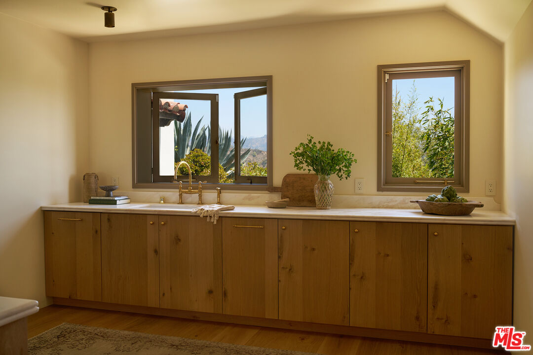 6911 Los Tilos Road Los Angeles, CA 90068 - Photo 5 of 44