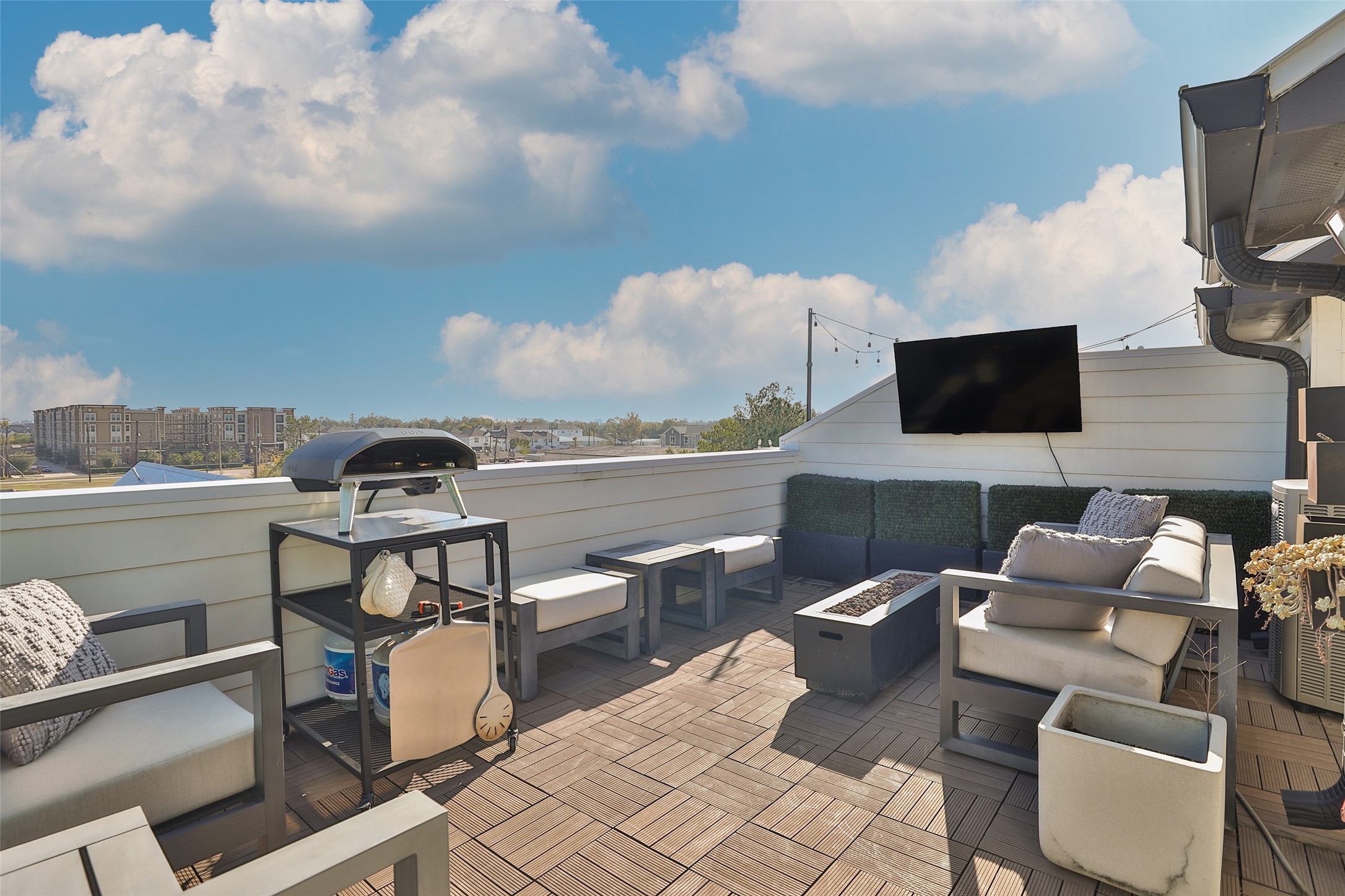 2303 Kolbe Run Lane Houston, TX 77080 - Photo 31 of 35 Gas and water line are present on the deck to create a rooftop kitchen.