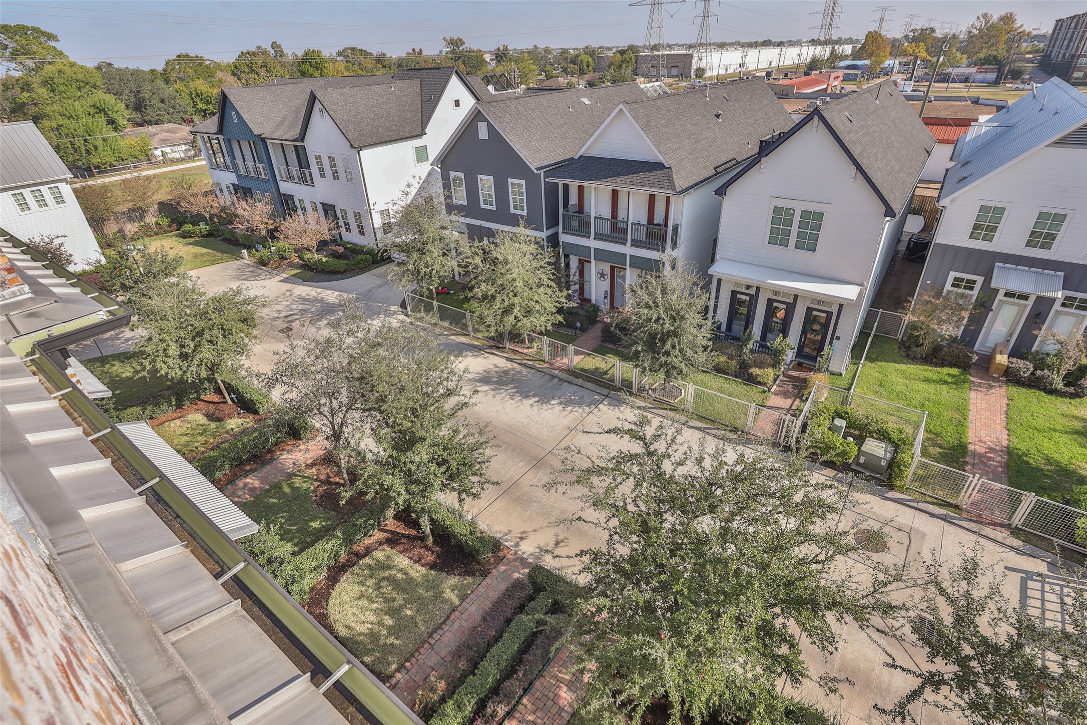 2303 Kolbe Run Lane Houston, TX 77080 - Photo 33 of 35 A paved driveway runs in front, providing access and parking galore.