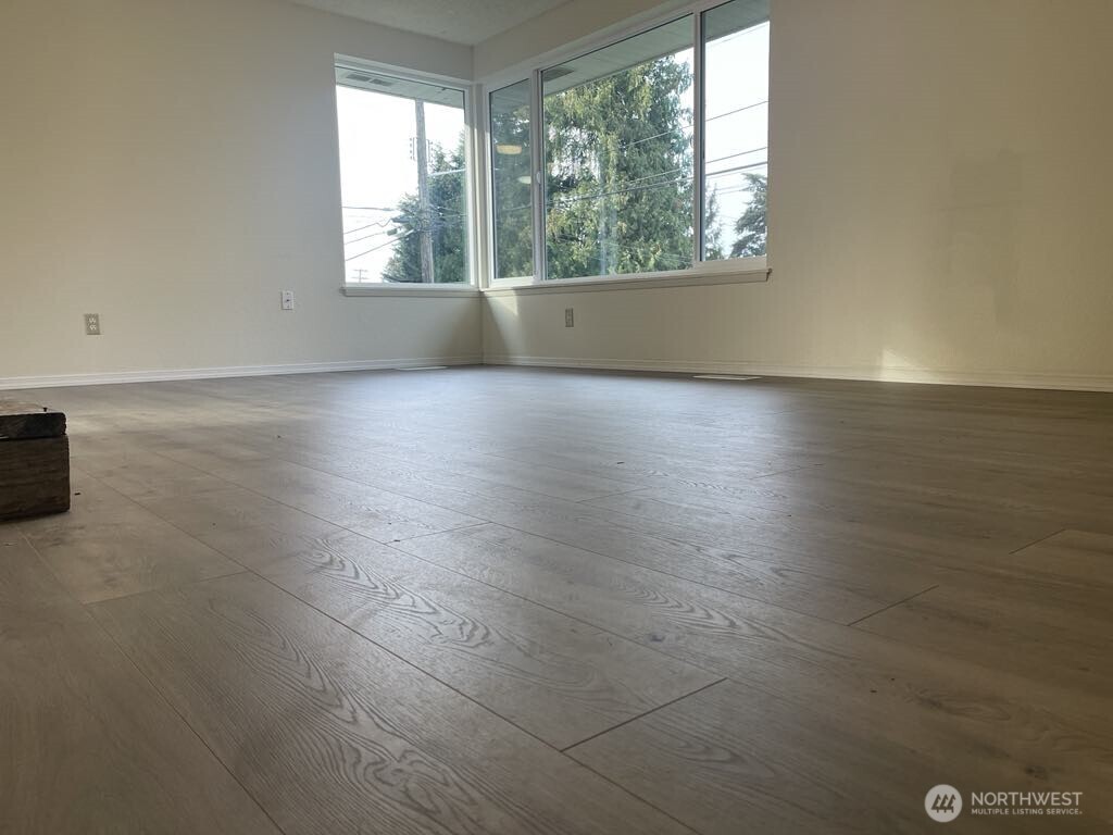 27 Southwest 102nd Street Seattle, WA 98146 - Photo 4 of 11