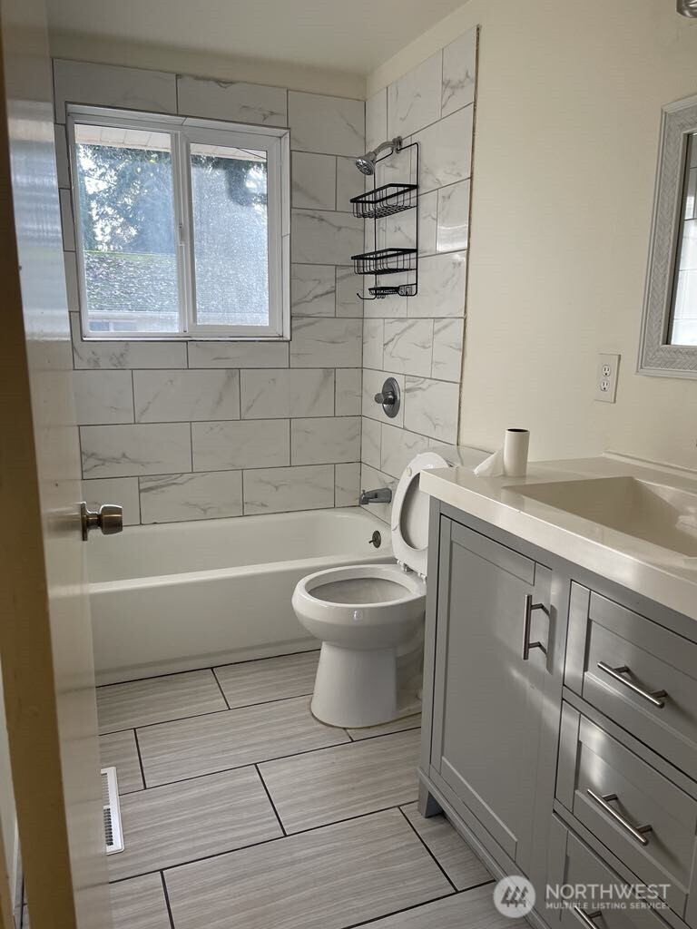 27 Southwest 102nd Street Seattle, WA 98146 - Photo 5 of 11