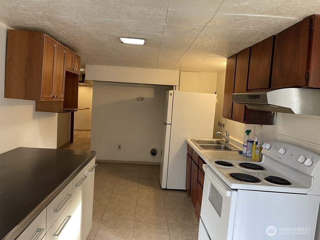 27 Southwest 102nd Street Seattle, WA 98146 - Photo 8 of 11