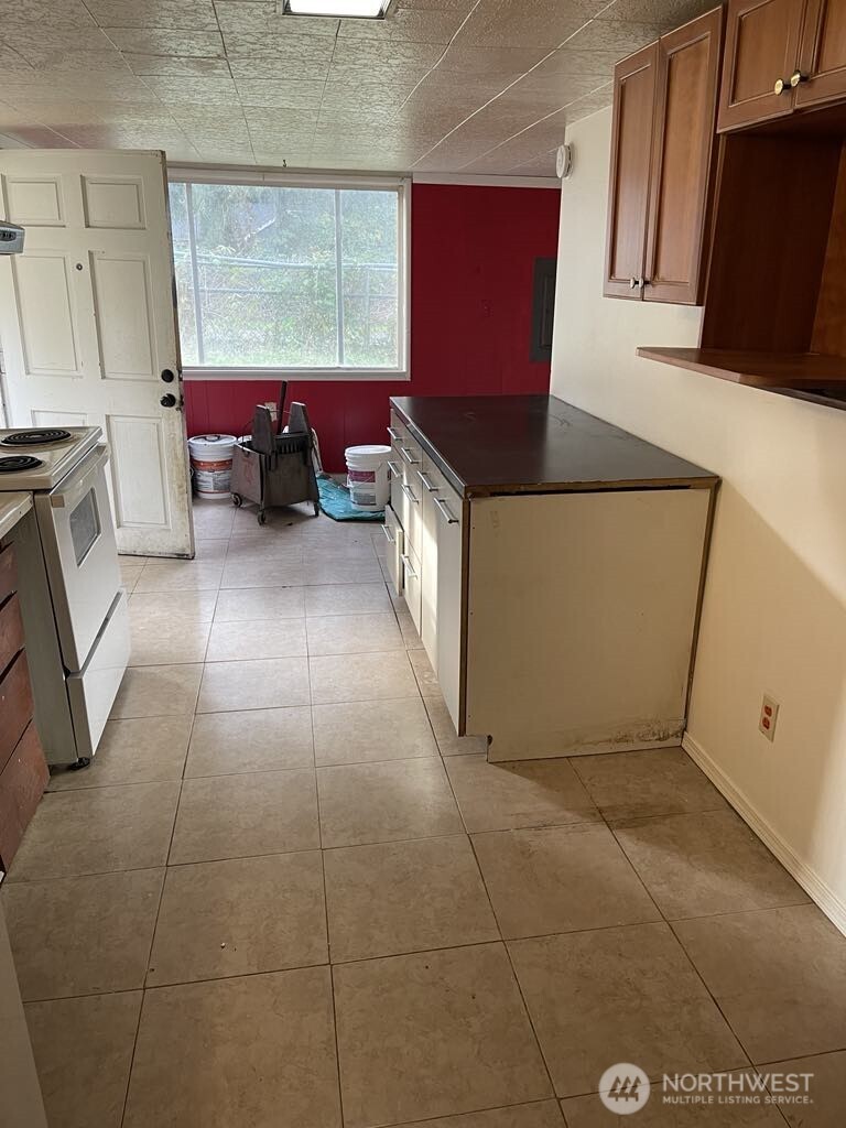 27 Southwest 102nd Street Seattle, WA 98146 - Photo 9 of 11