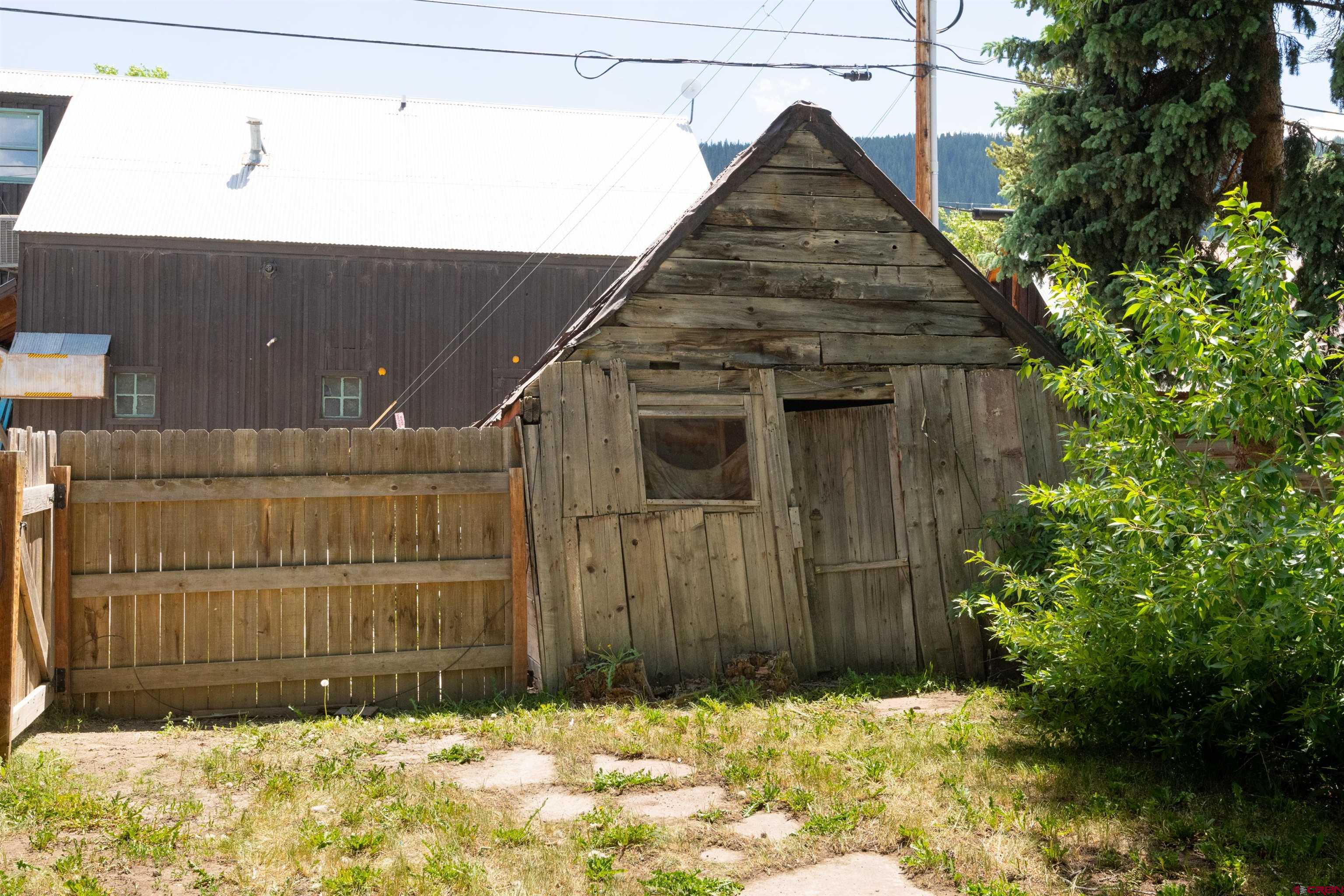 322 Maroon Avenue Crested Butte, CO 81224 - Photo 23 of 24 a backyard of a house