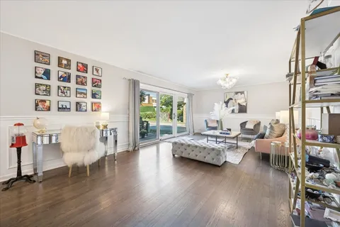 $475,000 | 1955 Tanglewood Drive, Unit H, Glenview, IL 60025