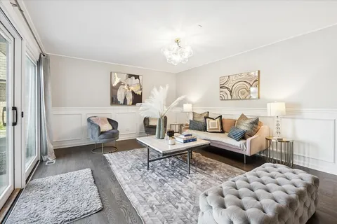 $475,000 | 1955 Tanglewood Drive, Unit H, Glenview, IL 60025