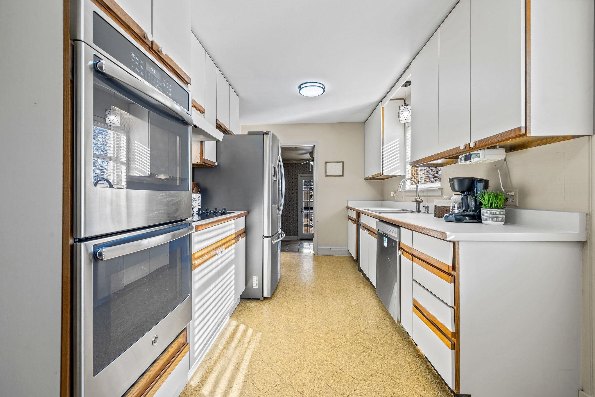 1002 Kings Park Road Memphis, TN 38117 - Photo 12 of 40 a kitchen with stainless steel appliances granite countertop a refrigerator a stove and a sink