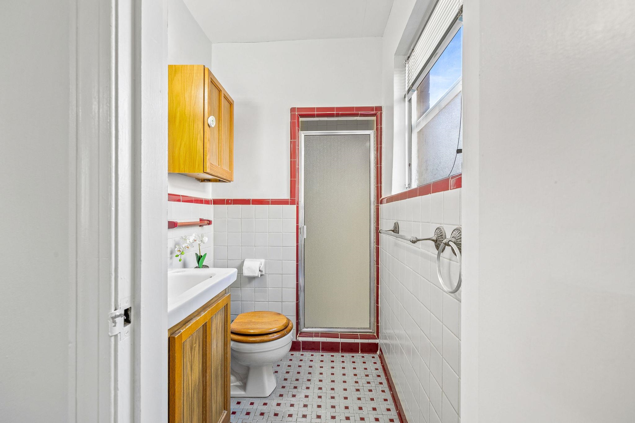 1002 Kings Park Road Memphis, TN 38117 - Photo 28 of 40 a bathroom with a sink and a toilet