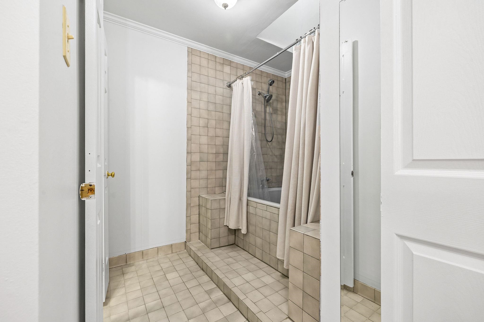 1002 Kings Park Road Memphis, TN 38117 - Photo 30 of 40 an entryway with a glass door