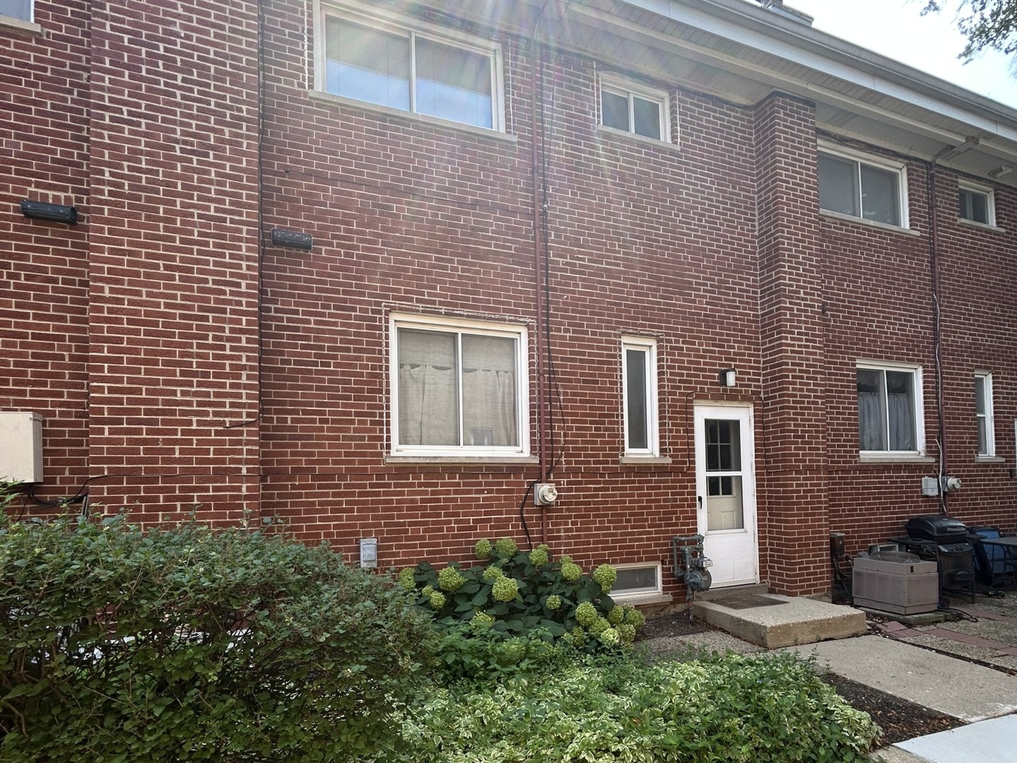 415 East Lincoln Street Mount Prospect, IL 60056 - Photo 2 of 10 a brick building with a large windows