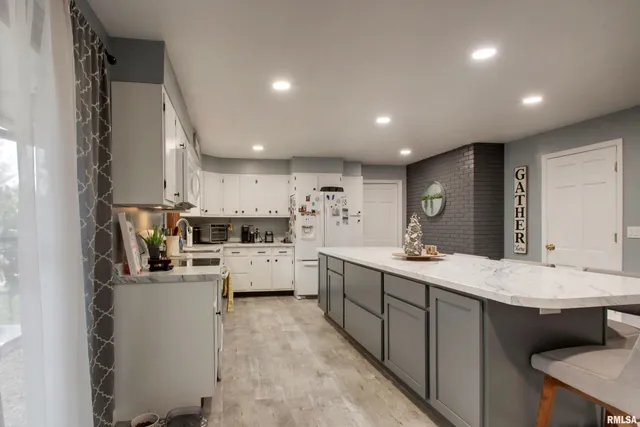 $329,000 | 309 Lincoln Hill Northwest, Quincy, IL 62301