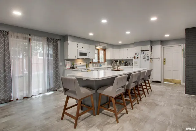 $329,000 | 309 Lincoln Hill Northwest, Quincy, IL 62301