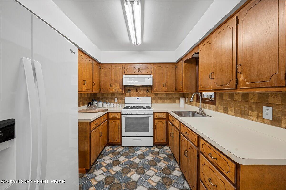 1167 Trapper Lane Pocono Summit, PA 18346 - Photo 8 of 33 kitchen