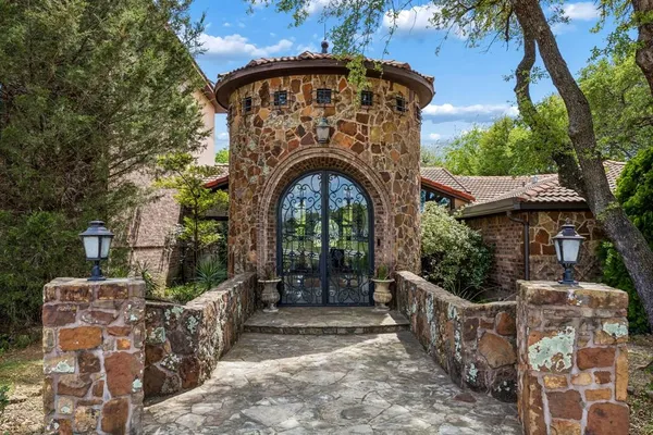 a view of entryway with a garden