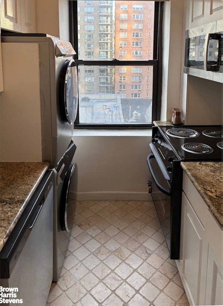 235 East 73rd Street, Unit 8D Manhattan, NY 10021 - Photo 3 of 12