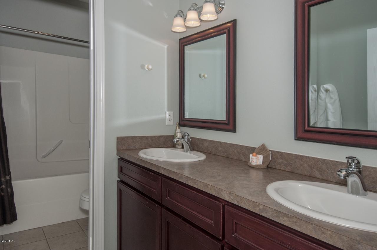 35-45 Northeast Clarke Street Depoe Bay, OR 97341 - Photo 20 of 48 Guest Bath- Snuggle Up