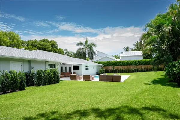 a view of house with a yard