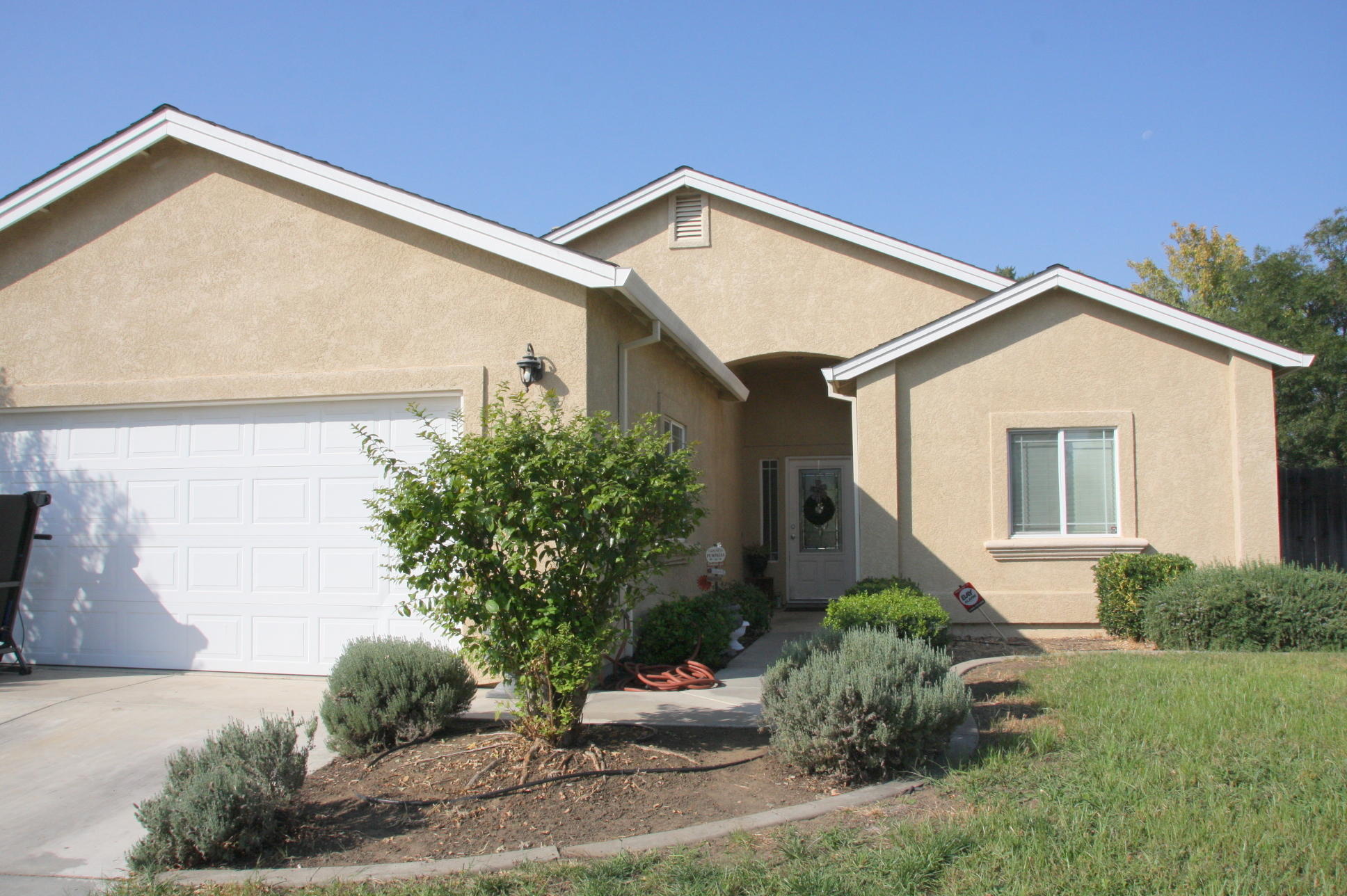 495 Springtime Lane Red Bluff, CA 96080 - Photo 3 of 20 a front view of a house with a yard