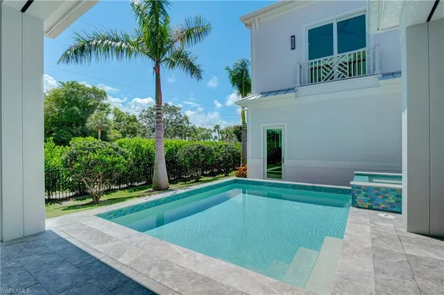 a view of outdoor space yard and porch