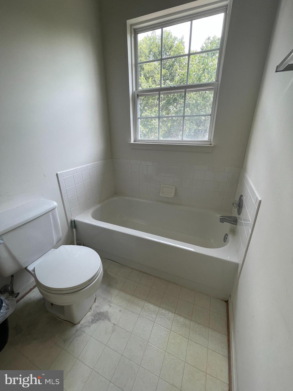 6223 Cliffside Terrace Frederick, MD 21701 - Photo 8 of 18 a bathroom with a toilet and a bathtub