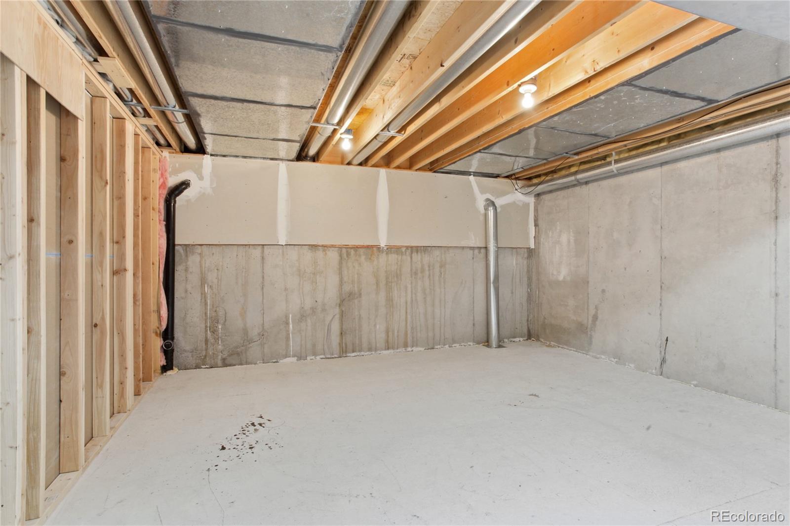 3626 Pointer Way Highlands Ranch, CO 80126 - Photo 22 of 33 a view of a garage