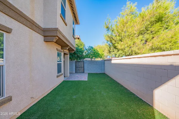 a view of an house with backyard and garden