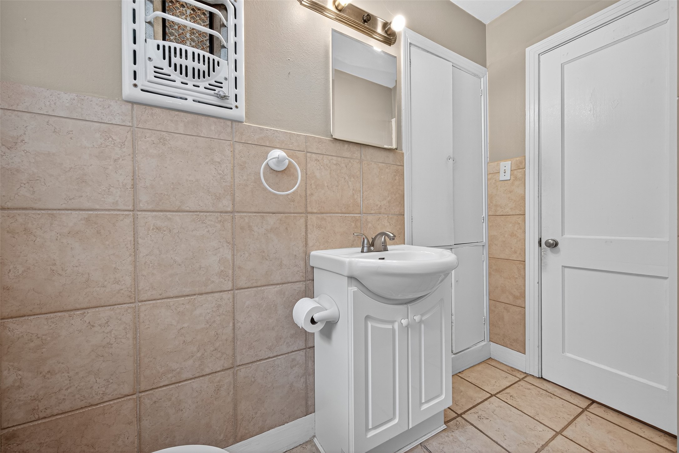 1020 Houston Street Conroe, TX 77301 - Photo 33 of 43 a bathroom with a sink and mirror