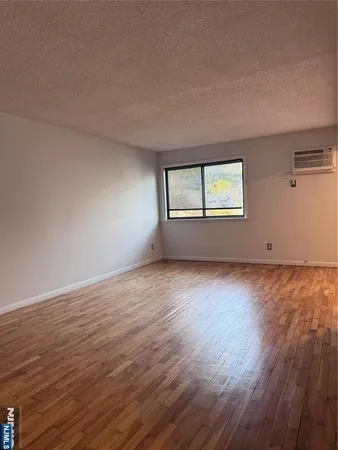 $2,350 | 148 Undercliff Avenue, Unit 4, Edgewater, NJ 07020