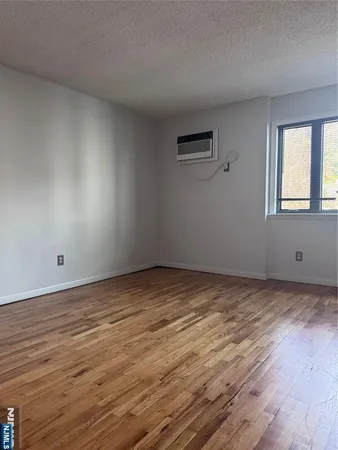$2,350 | 148 Undercliff Avenue, Unit 4, Edgewater, NJ 07020