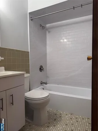 $2,350 | 148 Undercliff Avenue, Unit 4, Edgewater, NJ 07020