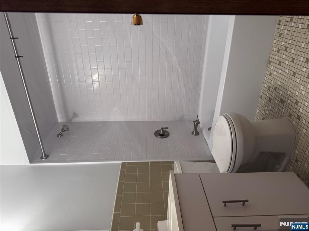 148 Undercliff Avenue, Unit 4 Edgewater, NJ 07020 - Photo 4 of 6 a bathroom with a toilet and a bathtub