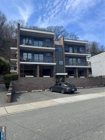 $2,350 | 148 Undercliff Avenue, Unit 4, Edgewater, NJ 07020