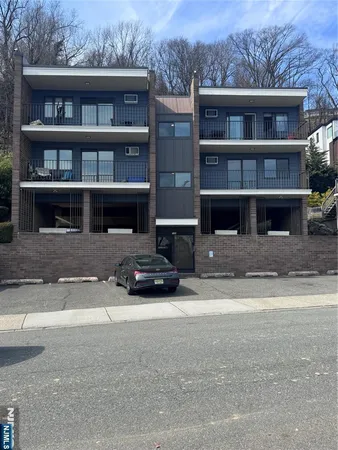 $2,350 | 148 Undercliff Avenue, Unit 4, Edgewater, NJ 07020
